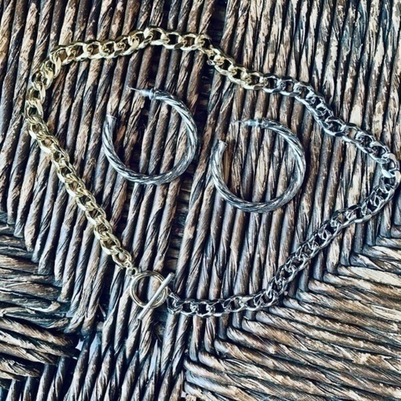 ✨💛 Silver Tone Chunky Twist Hoop Earrings ✨✨ - Picture 6 of 7